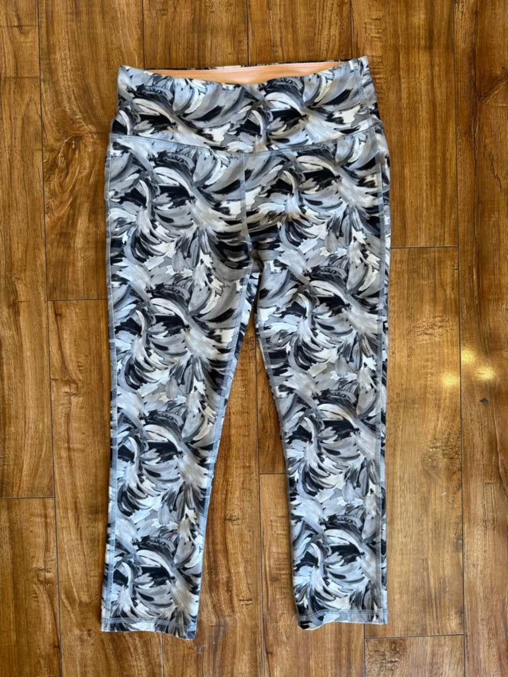 MARIKA Women’s Black White Gray Abstract Print Active Capri Leggings Size Small